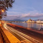 Tranquil Danube Escape Buda Hills Serenity 부다페스트