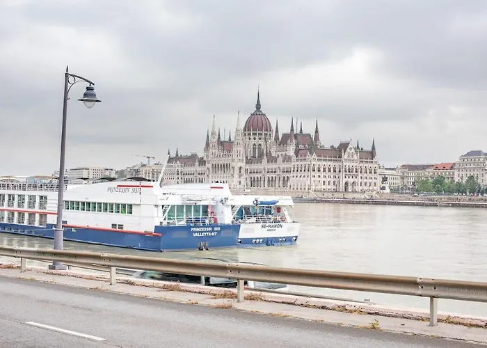 Tranquil Danube Escape Buda Hills Serenity *